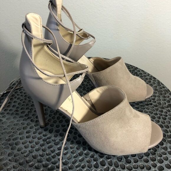 {MARC FISHER} - BEIGE FAUX SUEDE LACE UP HEELS - SIZE 9 - S4 - Picture 11 of 11
